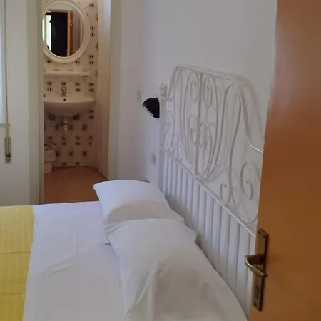 Fiorina Bed&Breakfast - Colazione fino a mezzogiorno - Parcheggio moto videosorvegliato gratuito-2